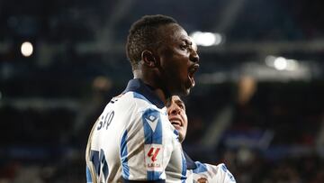 PAMPLONA (NAVARRA), 02/12/2023.- El delantero nigeriano de la Real Sociedad Umar Sadiq celebra su gol durante el partido correspondiente a la jornada 15 de LaLiga que disputan Osasuna y Real Sociedad este sábado en el estadio de El Sadar (Pamplona). EFE/ Jesus Diges
