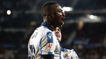 PAMPLONA (NAVARRA), 02/12/2023.- El delantero nigeriano de la Real Sociedad Umar Sadiq celebra su gol durante el partido correspondiente a la jornada 15 de LaLiga que disputan Osasuna y Real Sociedad este sábado en el estadio de El Sadar (Pamplona). EFE/ Jesus Diges
