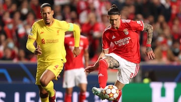 Darwin Núñez controls the ball ahead of Virgil van Dijk during the UEFA Champions League Quarter Final match between SL Benfica and Liverpool FC at Estadio da Luz on April 05, 2022.