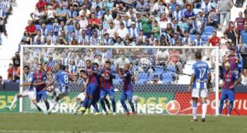 Gabriel Pires marca el 1-5 de falta. 