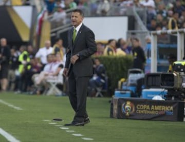 El seleccionador de México Juan Carlos Osorio dirige ante Jamaica.