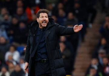 Diego Pablo Simeone da instrucciones a sus jugadores.