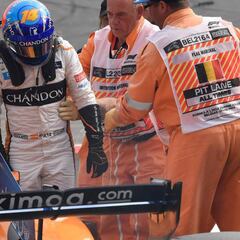 Alonso, apenas dolor en una muñeca tras el accidente de Spa