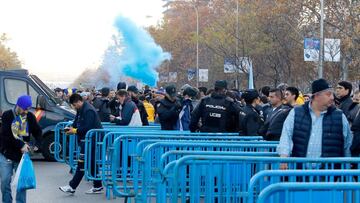 Aficionados de Boca intentan acceder al Bernab&eacute;u antes de la final de la Copa Libertadores.