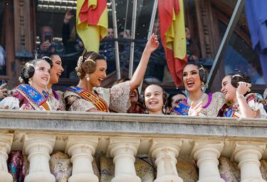 Este miércoles, 19 de marzo y día de San José, se celebrará el emocionante "Día de la Cremà" en las Fallas de Valencia, donde más de 700 monumentos que los artistas falleros han levantado por toda la ciudad arderán en un espectáculo impresionante. Marcando el broche de oro de la fiesta más emblemática de Valencia y una de las más multitudinarias de toda España. La noche se iluminará con fuegos artificiales.