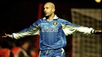 Su historia en Chelsea fue llena de logros. En 1998, tras el despido de Gullit, quedó como técnico-jugador con 33 años y logró los títulos en la Copa de la Liga, la Recopa Europea y la Supercopa de Europa. Tras esa temporada se retiró para dedicarse a tiempo completo como DT y conquistó la FA Cup.
