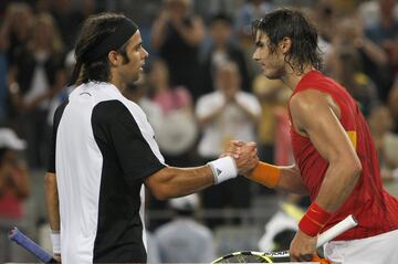 Rafa Nadal venció al chileno Fernando González por 6-3, 7-6 (2) y 6-3 convirtiéndose así en el primer tenista español que gana una medalla de oro en unos Juegos Olímpicos. 