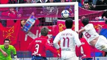 <b>PELEA EN EL REYNO. </b>El ex osasunista Palacios, rodeado de defensas rojillos, intenta superar la muralla rojilla en su remate a puerta.