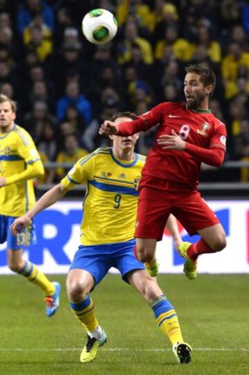 Kim Kallstrom y Joao Moutinho durante el partido que enfrenta a la selección de portugal con la de Suecia, para la clasificación para el Mundial de Brasil 2014 en el Friends Arena de Solna.