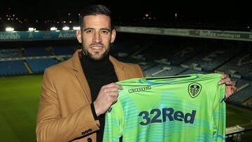 Kiko Casilla, exportero del Real Madrid, posa con la camiseta del Leeds United en Elland Road.