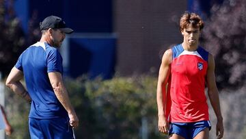 João Félix, en un entrenamiento esta pretemporada 2023-24, junto a Simeone.