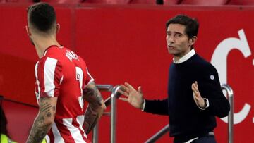 GRAF8443. SEVILLA, 03/05/2021.- El entrenador del Athletic Club, Marcelino Garc&iacute;a Toral (d), durante el partido correspondiente a la jornada 34 de LaLiga Santander que Sevilla FC y Athletic de Bilbao juegan hoy lunes en el estadio S&aacute;nchez-Pi