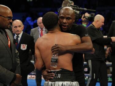 Davis fue una pesadilla para Walsh con Mayweather de testigo