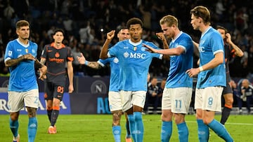 NAPLES (Italy), 25/10/2025.- Napolis midfielder Kevin De Bruyne (C) is injured after his goal during the Italian Serie A soccer match between SSC Napoli and Inter FC in Naples, Italy, 25 October 2025. (Italia, Nápoles) EFE/EPA/CIRO FUSCO