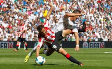 Gurpegui lucha un balón con Cristiano Ronaldo.