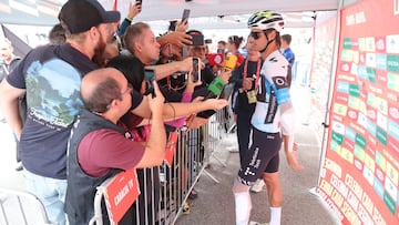 El ciclista del Movistar Javier Romo atiende a los medios antes de la decimosexta etapa de la Vuelta a España entre Poio y Mos Castro de Herville