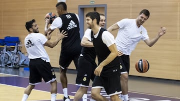 Campazzo, Tavares, Prepelic, Yusta y Kuzmic, en un entrenamiento del Real Madrid. Todos listos para jugar este domingo ante el UCAM Murcia.