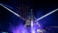 MURCIA, 09/12/2023.- Imagen del Gran Árbol de Navidad instalado en la Plaza Circular de Murcia durante el acto de encendido que se ha celebrado hoy sábado en la capital murciana. EFE/Marcial Guillén
