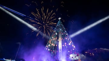 MURCIA, 09/12/2023.- Imagen del Gran Árbol de Navidad instalado en la Plaza Circular de Murcia durante el acto de encendido que se ha celebrado hoy sábado en la capital murciana. EFE/Marcial Guillén
