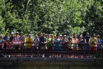 Aficionados disfrutando de la sexta etapa del Tour de Francia.