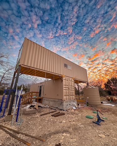 “Bluey”, como así han apodado el contendor marítimo de 48 metros cuadros, incluye una cocina, un baño, un salón y un dormitorio donde duermen los cuatro.