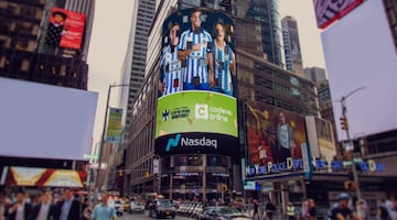 Para celebrar la renovación de la alianza entre Codere Online y el Club de Futbol Monterrey, la Torre Nasdaq, ubicada en Times Square, Nueva York, presentó un anuncio.