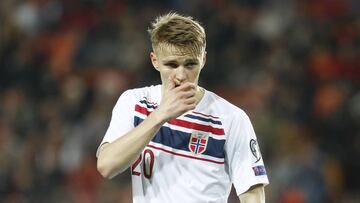 Odegaard, en un partido con Noruega, decidir&aacute; entre el Bayer Leverkusen y la Real Sociedad. 