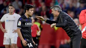 Real Sociedad's Spanish coach Imanol Alguacil (R) talks with Real Sociedad's Japanese forward Takefusa Kubo during the Spanish league football match between Sevilla FC and Real Sociedad at the Ramon Sanchez Pizjuan stadium in Seville on November 9, 2022. (Photo by CRISTINA QUICLER / AFP)