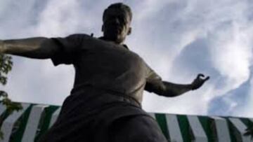 Estatua de Agust&iacute;n &acute;&acute;Coruco&acute;&acute; D&iacute;az afuera del estadio del Club Zacatepec.