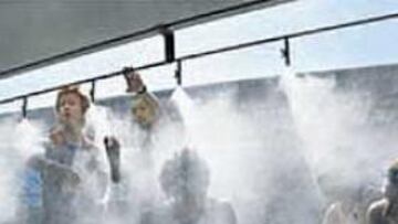 <b>HIDRATACIÓN. </b>Los atletas se refrescan para evitar el calor.