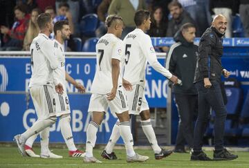 Los jugadores del Real Madrid tristes tras la derrota en Mendizorroza. 