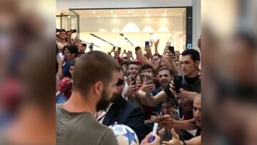 Piqué rodeado de cientos de fans en un centro comercial de Beirut