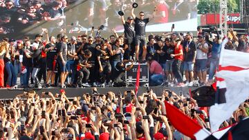 MEX5121,GUADALAJARA (MÉXICO), 30/05/2022.- Jugadores de Atlas celebran junto a sus aficionados el bicampeonato del fútbol mexicano del Torneo Clausura 2022 de la Liga MX, hoy en la glorieta de los Niños Héroes de la ciudad de Guadalajara, estado de Jalisco (México). EFE/ Francisco Guasco
