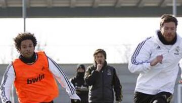 <b>DE VUELTA. </b>Marcelo saltó al césped para trabajar con el resto.