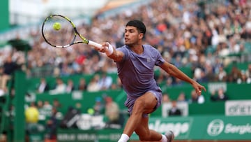 MONTE-CARLO, MONACO - APRIL 09: Carlos Alcaraz of Spain plays a backhand against Francisco Cerundolo of Argentina during the Men's Singles Second Round match on day four of the Rolex Monte-Carlo Masters at Monte-Carlo Country Club on April 09, 2025 in Monte-Carlo, Monaco. (Photo by Clive Brunskill/Getty Images)