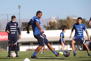 La selección chilena comenzó este lunes sus entrenamientos de cara, en Juan Pinto Durán, de cara al amistoso ante Bolivia en Rancagua.