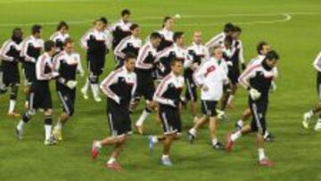 Los jugadores del Benfica se ejercitan en el estadio Constant Vanden Stock de Bruselas.