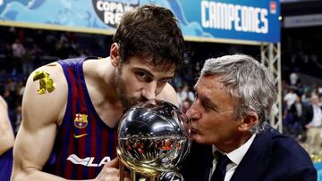 Pesic, junto a Ante Tomic, el ahora capitán del Barça Lassa, besa su segunda Copa del Rey consecutiva y la tercera tras la de 2003.