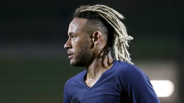 Neymar descubre que sus rastas no están hechas para jugar al fútbol.