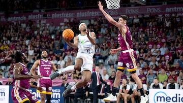LLEIDA, 25/05/2025.- El escolta del Unicaja, Kameron Taylor (i) intenta canasta durante el partido de Liga Endesa que el Força Lleida y el Unicaja disputan este domingo en el pabellón Espacio Fruta. EFE/ Alex Lopez
