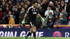 Real Madrid - Juventus: Buffon applauded by Bernabéu after red