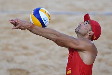 Triunfo de Herrera y Gavira. Pablo Herrera y Adrián Gavira han logrado ganarle el match ball a McHugh y a Schurmann y, de paso, salvar el suyo propio. Pasan a la siguiente ronda tras un contundente 2-0 como terceros de grupos.