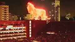 Nunca visto: ¡un león de fuego en fiesta de Estudiantes!