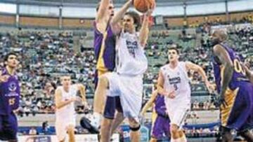 <b>DETERMINANTE. </b>En día torpe de los fusileros, Raúl López resolvió con entradas y contragolpes.