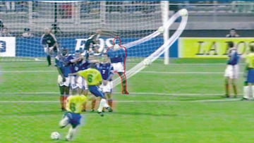 50AÃ?OS 50 AÃ?OS CINCUENTA AÃ?OS DE LA COPA DE EUROPA TOMO 7 TOMO7
TEMPORADA 1997/1998
LA BOMBA INTELIGENTE GOL DE ROBERTO CARLOS
MUNDIALITO FRANCIA 1997
ROBERTO CARLOS LANZA UNA FALTA DE 30 METROS Y EL BALON TRAS DESCRIBIR UNA CURVA DE FUERA HACIA ADENTRO DA EN EL POSTE Y ENTRA EL BALON HA RECORRIDO ESOS 30 METROS A 122KM