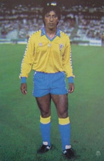 El 'Arica' jugó 28 partidos con la camiseta del Cádiz, en la temporada 1985-1986, anotando cuatro goles, tres por la Liga Española y uno por Copa del Rey.