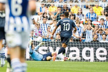 Remiro no pudo hacer nada ante el potente disparo del francés.
