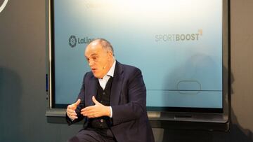 29-03-2022 Javier Tebas, presidente de LaLiga (Izquierda) e Iker Casillas, ICON de LaLiga y fundador de SportBoost (derecha, en la presentaci&oacute;n de la Oficina del Emprendimiento del Jugador.
 DEPORTES
 ANDRES ENTERO / LALIGA
 