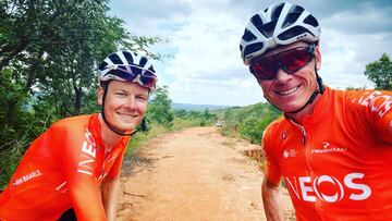 Chris Froome y Dylan Van Baarle, durante una salida en bicicleta en Sudáfrica.