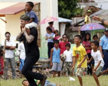 David Beckham, embajador de Buena Voluntad de Unicef, visitó un centro de evacuación en Filipinas tras el devastador tifón.